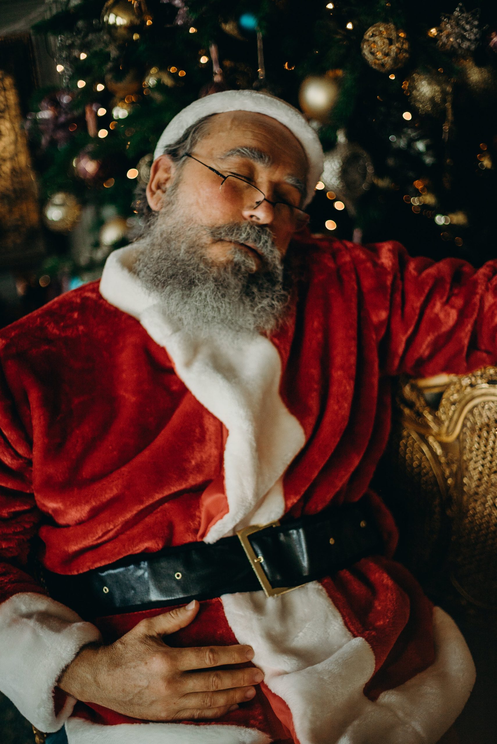 father christmas asleep. Photo by cottonbro studio. Pexels.com